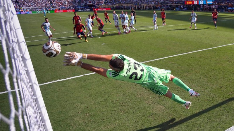 Emiliano Martinez menggagalkan tendangan bebas Lamine Yamal dalam pertandingan final Piala Dunia FIFA 2026 antara Argentina dan Spanyol di New York/New Jersey Stadium, East Rutherford, New Jersey, Amerika Serikat, Minggu (19/7/2026).
