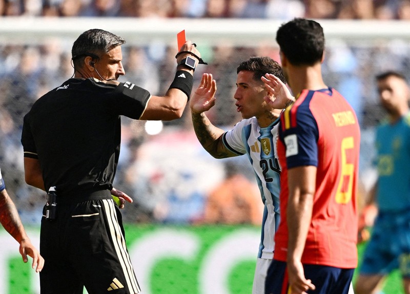 Rodri mengangkat trofi Piala Dunia FIFA 2026 bersama rekan-rekan setimnya usai membawa Spanyol menjadi juara dunia setelah mengalahkan Argentina di New York/New Jersey Stadium, East Rutherford, New Jersey, Amerika Serikat, Minggu (19/7/2026). (REUTERS/Kai Pfaffenbach)