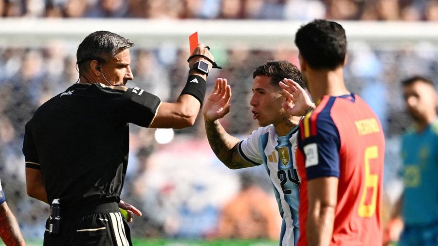 Enzo Fernandez diganjar kartu merah oleh wasit Slavko Vincic dalam pertandingan final Piala Dunia FIFA 2026 antara Argentina dan Spanyol di New York/New Jersey Stadium, East Rutherford, New Jersey, Amerika Serikat, Minggu (19/7/2026).