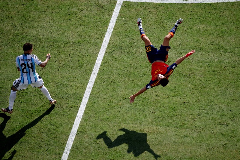 Leandro Paredes dan Lisandro Martinez terlibat keributan dengan Pedri usai pertandingan final Piala Dunia FIFA 2026 antara Argentina dan Spanyol di New York/New Jersey Stadium, East Rutherford, New Jersey, Amerika Serikat, Minggu (19/7/2026). (REUTERS/Dylan Martinez)