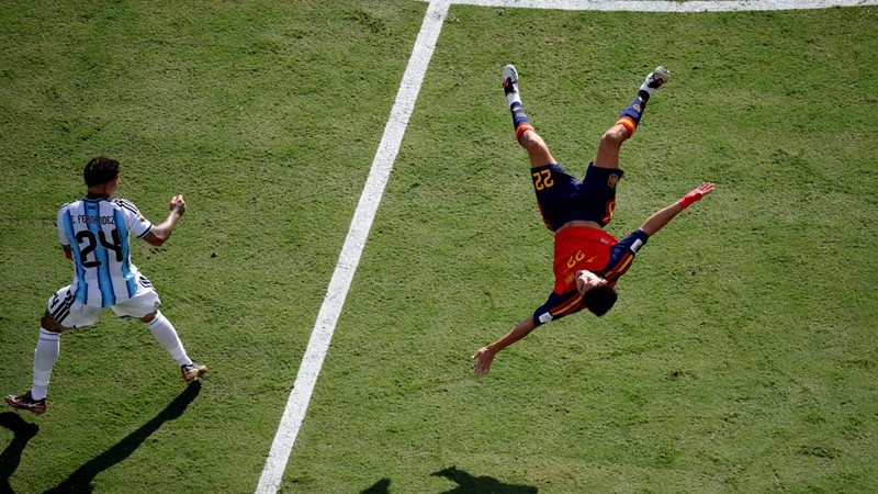 Enzo Fernandez melanggar Pau Cubarsi sehingga menerima kartu kuning kedua yang berujung kartu merah dalam pertandingan final Piala Dunia FIFA 2026 antara Argentina dan Spanyol di New York/New Jersey Stadium, East Rutherford, New Jersey, Amerika Serikat, Minggu (19/7/2026).