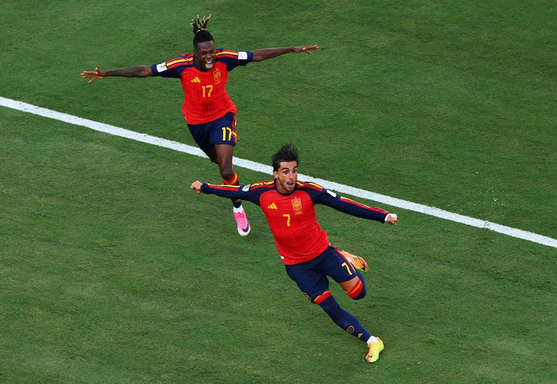 Rodri mengangkat trofi Piala Dunia FIFA 2026 bersama rekan-rekan setimnya usai membawa Spanyol menjadi juara dunia setelah mengalahkan Argentina di New York/New Jersey Stadium, East Rutherford, New Jersey, Amerika Serikat, Minggu (19/7/2026). (REUTERS/Kai Pfaffenbach)