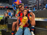 Inés García membagikan momen perayaan kemenangan Spanyol di Piala Dunia 2026 melalui akun Instagram pribadinya. Dalam unggahan tersebut, Inés terlihat memegang trofi Piala Dunia saat ikut merayakan keberhasilan Spanyol meraih gelar juara. (Instagr