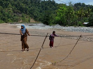 Siswa di Aceh Lintasi Tali Baja ke Sekolah, Pemprov Desak BNPB Bangun Jembatan