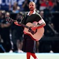 Justin Bieber tampil saat Pertunjukan Paruh Waktu. R(EUTERS/Dylan Martinez)