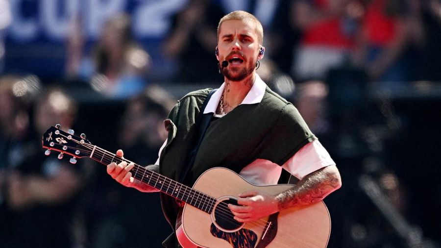Justin Bieber tampil saat Pertunjukan Paruh Waktu. R(EUTERS/Dylan Martinez)