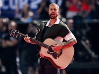 Justin Bieber tampil saat Pertunjukan Paruh Waktu. R(EUTERS/Dylan Martinez)