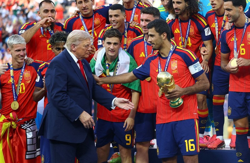 Presiden FIFA Gianni Infantino dan Presiden AS Donald Trump bersama trofi Piala Dunia FIFA saat seremoni penyerahan penghargaan usai final Piala Dunia 2026 antara Spanyol dan Argentina di New York/New Jersey Stadium, East Rutherford, New Jersey, Amerika Serikat, Minggu (19/7/2026). (REUTERS/Kai Pfaffenbach)