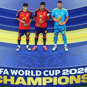 Kapten Spanyol Rodri merayakan penghargaan Bola Emas (Golden Ball) di podium bersama kiper Unai Simon yang meraih Sarung Tangan Emas (Golden Glove) dan bek Pau Cubarsi yang dinobatkan sebagai Pemain Muda Terbaik, usai membawa Spanyol menjuarai Piala