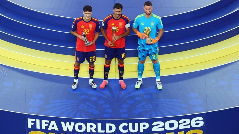 Kapten Spanyol Rodri merayakan penghargaan Bola Emas (Golden Ball) di podium bersama kiper Unai Simon yang meraih Sarung Tangan Emas (Golden Glove) dan bek Pau Cubarsi yang dinobatkan sebagai Pemain Muda Terbaik, usai membawa Spanyol menjuarai Piala