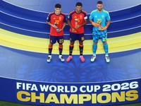 Kapten Spanyol Rodri merayakan penghargaan Bola Emas (Golden Ball) di podium bersama kiper Unai Simon yang meraih Sarung Tangan Emas (Golden Glove) dan bek Pau Cubarsi yang dinobatkan sebagai Pemain Muda Terbaik, usai membawa Spanyol menjuarai Piala