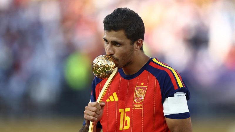 Kapten Spanyol Rodri merayakan penghargaan Bola Emas (Golden Ball) sebagai pemain terbaik Piala Dunia FIFA 2026 usai final melawan Argentina di New York/New Jersey Stadium, East Rutherford, New Jersey, Amerika Serikat, Minggu (19/7/2026).