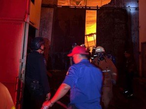 Kebakaran 3 Gudang di Tangerang Semalam, Brimob Polda Metro Bantu Padamkan