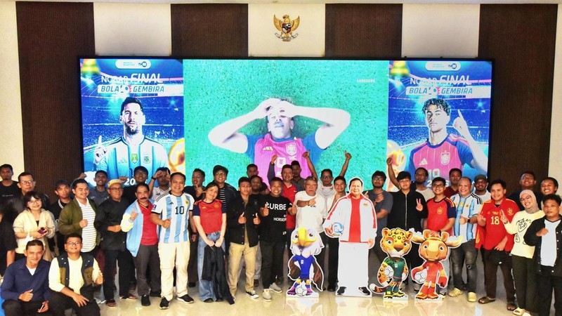 Kepala Otorita Ibu Kota Nusantara Basuki Hadimuljono melakukan nonton bareng final Piala Dunia 2026 bersama keluarga besar Otorita Ibu Kota Nusantara. di Nusantara, Kalimantan Timur, Senin (20/7/2026).