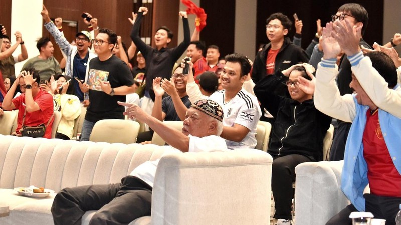 Kepala Otorita Ibu Kota Nusantara Basuki Hadimuljono melakukan nonton bareng final Piala Dunia 2026 bersama keluarga besar Otorita Ibu Kota Nusantara. di Nusantara, Kalimantan Timur, Senin (20/7/2026).