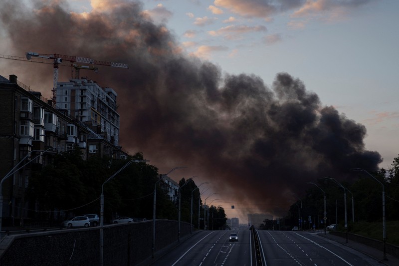 Sebuah ledakan menerangi langit di atas kota selama serangan rudal dan pesawat tak berawak Rusia, di tengah serangan Rusia terhadap Ukraina, di Kyiv, Ukraina, 19 Juli 2026. (REUTERS/Gleb Garanich)