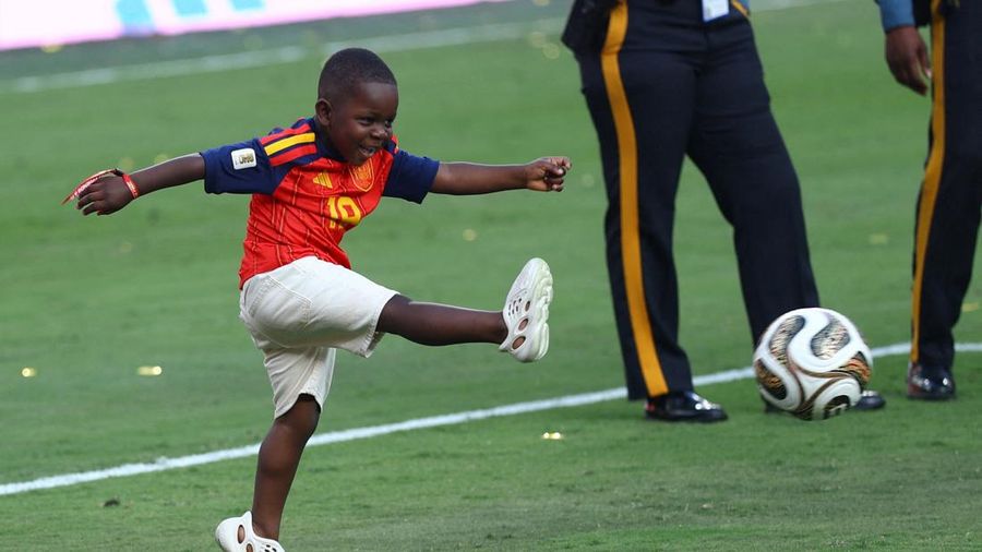 Keyne Yamal, adik Lamine Yamal, bermain sepak bola di lapangan usai seremoni penyerahan trofi Piala Dunia FIFA 2026 di New York/New Jersey Stadium, East Rutherford, New Jersey, Amerika Serikat, Minggu (19/7/2026).