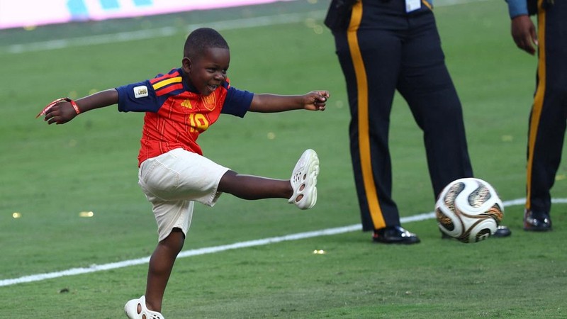 Keyne Yamal, adik Lamine Yamal, bermain sepak bola di lapangan usai seremoni penyerahan trofi Piala Dunia FIFA 2026 di New York/New Jersey Stadium, East Rutherford, New Jersey, Amerika Serikat, Minggu (19/7/2026).