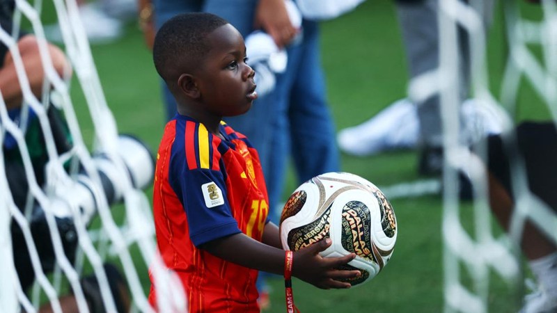 Keyne Yamal, adik Lamine Yamal, bermain sepak bola di lapangan usai seremoni penyerahan trofi setelah Spanyol menjuarai Piala Dunia FIFA 2026 di New York/New Jersey Stadium, East Rutherford, New Jersey, Amerika Serikat, Minggu (19/7/2026).