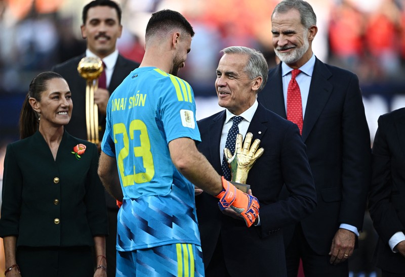 Kapten Spanyol Rodri merayakan penghargaan Bola Emas (Golden Ball) di podium bersama kiper Unai Simon yang meraih Sarung Tangan Emas (Golden Glove) dan bek Pau Cubarsi yang dinobatkan sebagai Pemain Muda Terbaik, usai membawa Spanyol menjuarai Piala Dunia FIFA 2026 di New York/New Jersey Stadium, East Rutherford, New Jersey, Amerika Serikat, Minggu (19/7/2026). (REUTERS/Mike Segar)