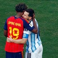 Lamine Yamal memeluk Lionel Messi usai pertandingan final Piala Dunia FIFA 2026 yang dimenangkan Spanyol atas Argentina di New York/New Jersey Stadium, East Rutherford, New Jersey, Amerika Serikat, Minggu (19/7/2026). (REUTERS/Jeenah Moon)