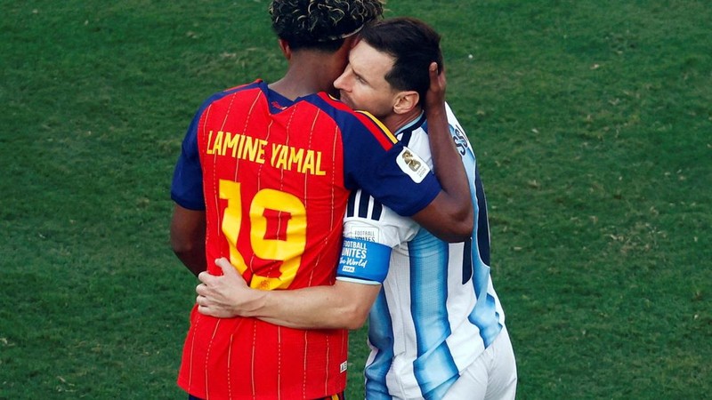 Lamine Yamal memeluk Lionel Messi usai pertandingan final Piala Dunia FIFA 2026 yang dimenangkan Spanyol atas Argentina di New York/New Jersey Stadium, East Rutherford, New Jersey, Amerika Serikat, Minggu (19/7/2026).