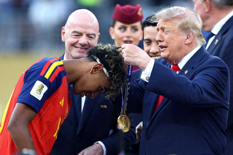 Presiden FIFA Gianni Infantino dan Presiden AS Donald Trump bersama trofi Piala Dunia FIFA saat seremoni penyerahan penghargaan usai final Piala Dunia 2026 antara Spanyol dan Argentina di New York/New Jersey Stadium, East Rutherford, New Jersey, Amerika Serikat, Minggu (19/7/2026). (REUTERS/Kai Pfaffenbach)