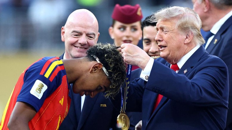 Lamine Yamal menerima medali juara dari Presiden AS Donald Trump saat seremoni penyerahan trofi setelah Spanyol menjuarai Piala Dunia FIFA 2026 di New York/New Jersey Stadium, East Rutherford, New Jersey, Amerika Serikat, Minggu (19/7/2026).