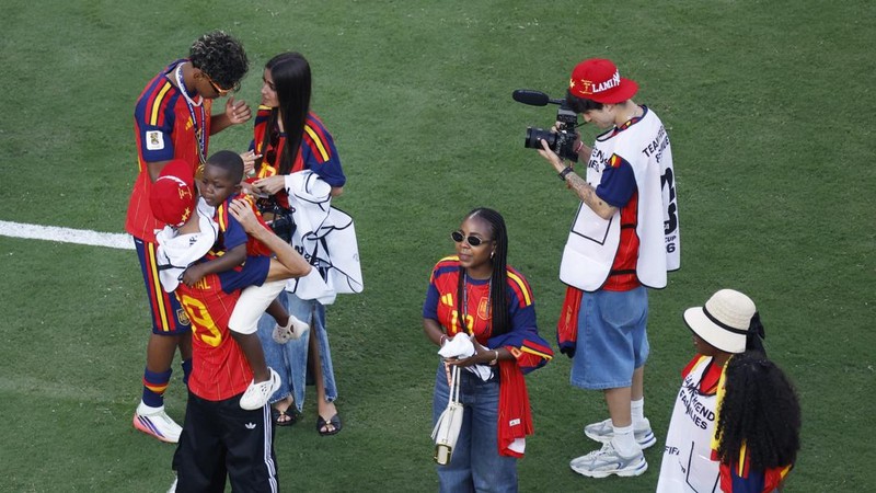 Lamine Yamal merayakan keberhasilan Spanyol menjuarai Piala Dunia FIFA 2026 bersama pasangannya, Ines Garcia, adiknya Keyne Yamal, dan sang ibu, Sheila Ebana, usai laga final di New York/New Jersey Stadium, East Rutherford, New Jersey, Amerika Serikat, Minggu (19/7/2026).