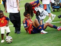 Lamine Yamal merayakan keberhasilan Spanyol menjuarai Piala Dunia FIFA 2026, sementara adiknya, Keyne Yamal, bermain sepak bola di lapangan usai seremoni penyerahan trofi di New York/New Jersey Stadium, East Rutherford, New Jersey, Amerika Serikat, M