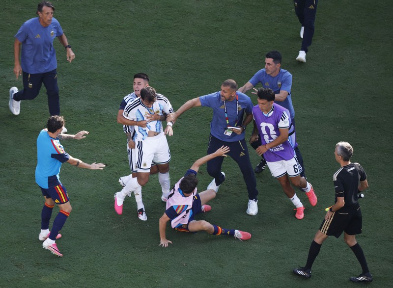 Leandro Paredes dan Lisandro Martinez terlibat keributan dengan Pedri usai pertandingan final Piala Dunia FIFA 2026 antara Argentina dan Spanyol di New York/New Jersey Stadium, East Rutherford, New Jersey, Amerika Serikat, Minggu (19/7/2026). (REUTERS/Dylan Martinez)