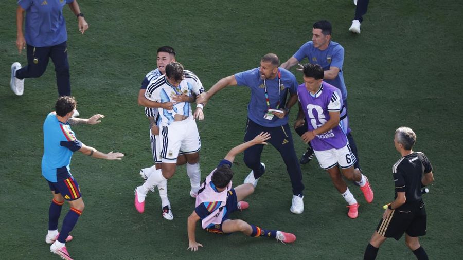 Leandro Paredes bersitegang dengan Gavi, sementara asisten pelatih Argentina Walter Samuel dan Lisandro Martinez berusaha mengawasi situasi usai final Piala Dunia FIFA 2026 antara Argentina dan Spanyol di New York/New Jersey Stadium, East Rutherford, New Jersey, Amerika Serikat, Minggu (19/7/2026).