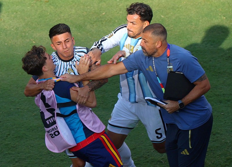 Leandro Paredes dan Lisandro Martinez terlibat keributan dengan Pedri usai pertandingan final Piala Dunia FIFA 2026 antara Argentina dan Spanyol di New York/New Jersey Stadium, East Rutherford, New Jersey, Amerika Serikat, Minggu (19/7/2026). (REUTERS/Dylan Martinez)