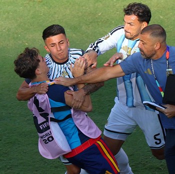 Leandro Paredes bersitegang dengan Gavi usai laga final Piala Dunia FIFA 2026 antara Argentina dan Spanyol di New York/New Jersey Stadium, East Rutherford, New Jersey, Amerika Serikat, Minggu (19/7/2026), setelah Spanyol keluar sebagai juara dunia. (