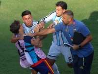 Leandro Paredes bersitegang dengan Gavi usai laga final Piala Dunia FIFA 2026 antara Argentina dan Spanyol di New York/New Jersey Stadium, East Rutherford, New Jersey, Amerika Serikat, Minggu (19/7/2026), setelah Spanyol keluar sebagai juara dunia. (