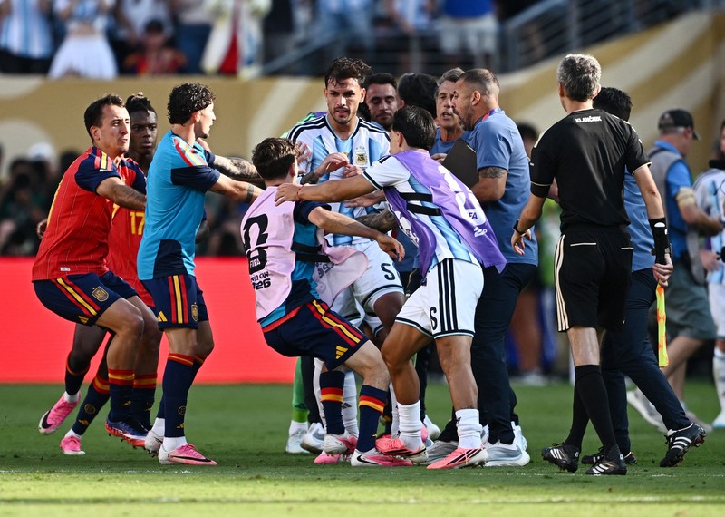 Leandro Paredes dan Lisandro Martinez terlibat keributan dengan Pedri usai pertandingan final Piala Dunia FIFA 2026 antara Argentina dan Spanyol di New York/New Jersey Stadium, East Rutherford, New Jersey, Amerika Serikat, Minggu (19/7/2026). (REUTERS/Dylan Martinez)