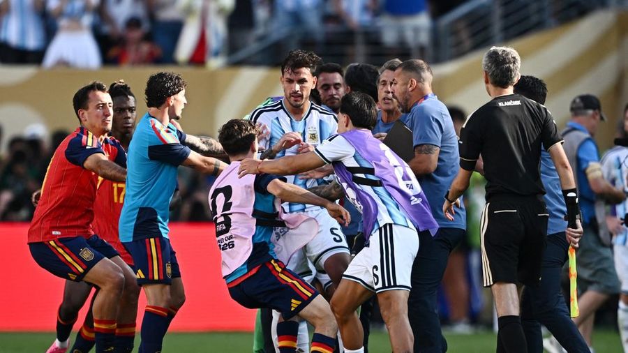 Leandro Paredes dan Lisandro Martinez terlibat keributan dengan Pedri usai pertandingan final Piala Dunia FIFA 2026 antara Argentina dan Spanyol di New York/New Jersey Stadium, East Rutherford, New Jersey, Amerika Serikat, Minggu (19/7/2026). (REUTER