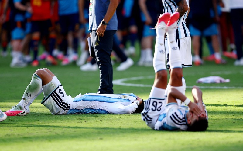 Leandro Paredes dan Lisandro Martinez terlibat keributan dengan Pedri usai pertandingan final Piala Dunia FIFA 2026 antara Argentina dan Spanyol di New York/New Jersey Stadium, East Rutherford, New Jersey, Amerika Serikat, Minggu (19/7/2026). (REUTERS/Dylan Martinez)