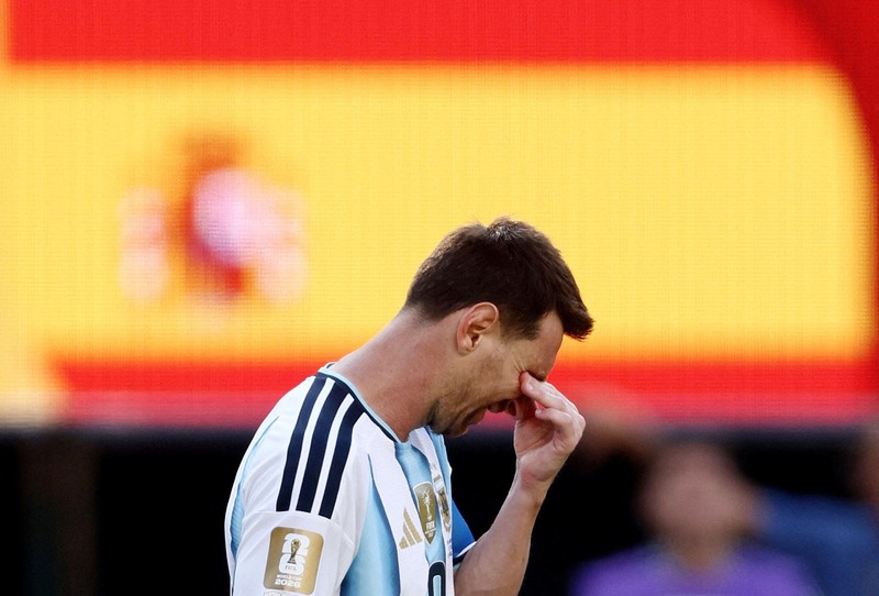 Lionel Messi tampak terpukul usai Argentina kalah dari Spanyol pada final Piala Dunia FIFA 2026 di New York/New Jersey Stadium, East Rutherford, New Jersey, Amerika Serikat, Minggu (19/7/2026). (REUTERS/Agustin Marcarian)