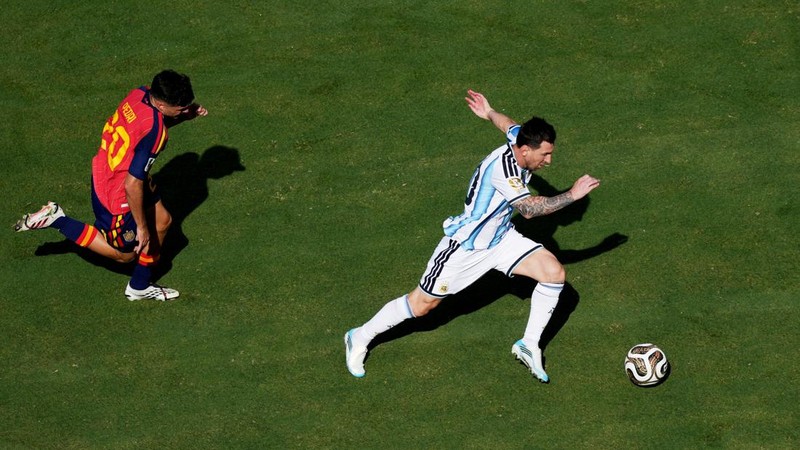 Lionel Messi berebut bola dengan Pedri dalam pertandingan final Piala Dunia FIFA 2026 antara Argentina dan Spanyol di New York/New Jersey Stadium, East Rutherford, New Jersey, Amerika Serikat, Minggu (19/7/2026). (IMAGN IMAGES via Reuters/James Lang)