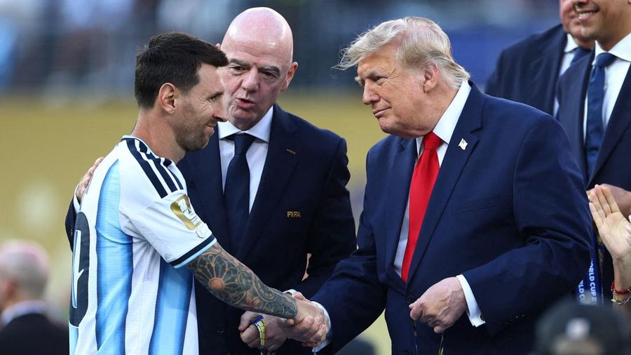 Lionel Messi berjabat tangan dengan Presiden AS Donald Trump saat menerima medali runner-up dalam seremoni penyerahan penghargaan usai final Piala Dunia FIFA 2026 antara Argentina dan Spanyol di New York/New Jersey Stadium, East Rutherford, New Jerse