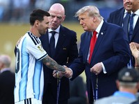 Lionel Messi berjabat tangan dengan Presiden AS Donald Trump saat menerima medali runner-up dalam seremoni penyerahan penghargaan usai final Piala Dunia FIFA 2026 antara Argentina dan Spanyol di New York/New Jersey Stadium, East Rutherford, New Jerse