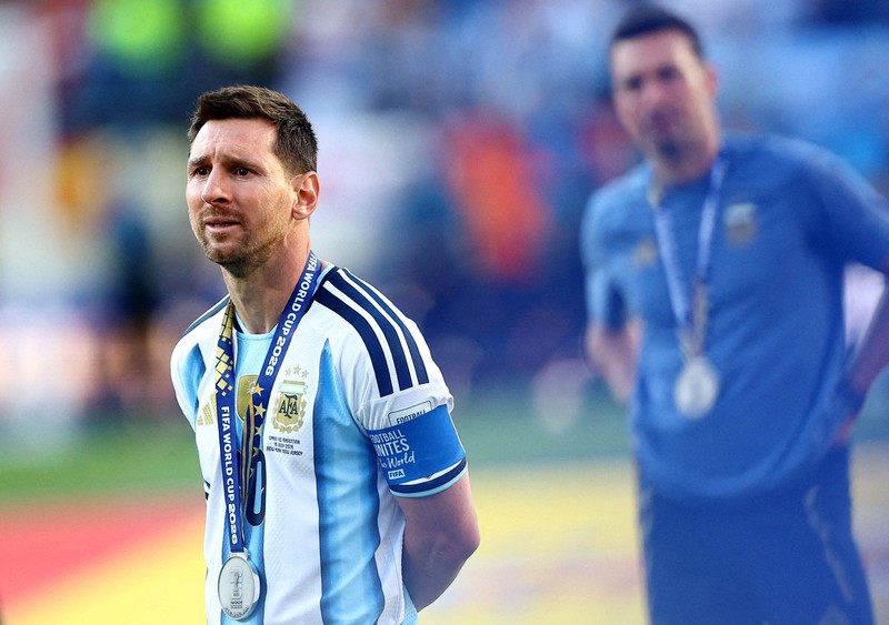 Lionel Messi tampak terpukul usai Argentina kalah dari Spanyol pada final Piala Dunia FIFA 2026 di New York/New Jersey Stadium, East Rutherford, New Jersey, Amerika Serikat, Minggu (19/7/2026). (REUTERS/Agustin Marcarian)