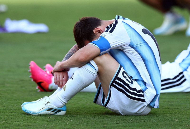Lionel Messi tampak terpukul usai Argentina kalah dari Spanyol pada final Piala Dunia FIFA 2026 di New York/New Jersey Stadium, East Rutherford, New Jersey, Amerika Serikat, Minggu (19/7/2026). (REUTERS/Agustin Marcarian)