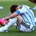 Lionel Messi tampak tertunduk usai Argentina kalah dari Spanyol pada final Piala Dunia FIFA 2026 di New York/New Jersey Stadium, East Rutherford, New Jersey, Amerika Serikat, Minggu (19/7/2026). (REUTERS/Hannah Mckay)