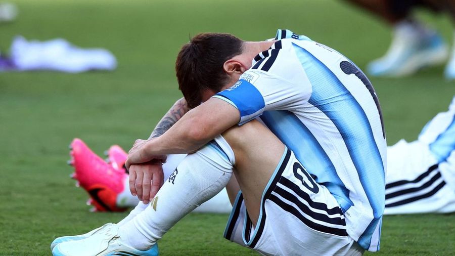 Lionel Messi tampak tertunduk usai Argentina kalah dari Spanyol pada final Piala Dunia FIFA 2026 di New York/New Jersey Stadium, East Rutherford, New Jersey, Amerika Serikat, Minggu (19/7/2026).