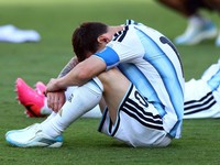 Lionel Messi tampak tertunduk usai Argentina kalah dari Spanyol pada final Piala Dunia FIFA 2026 di New York/New Jersey Stadium, East Rutherford, New Jersey, Amerika Serikat, Minggu (19/7/2026). (REUTERS/Hannah Mckay)