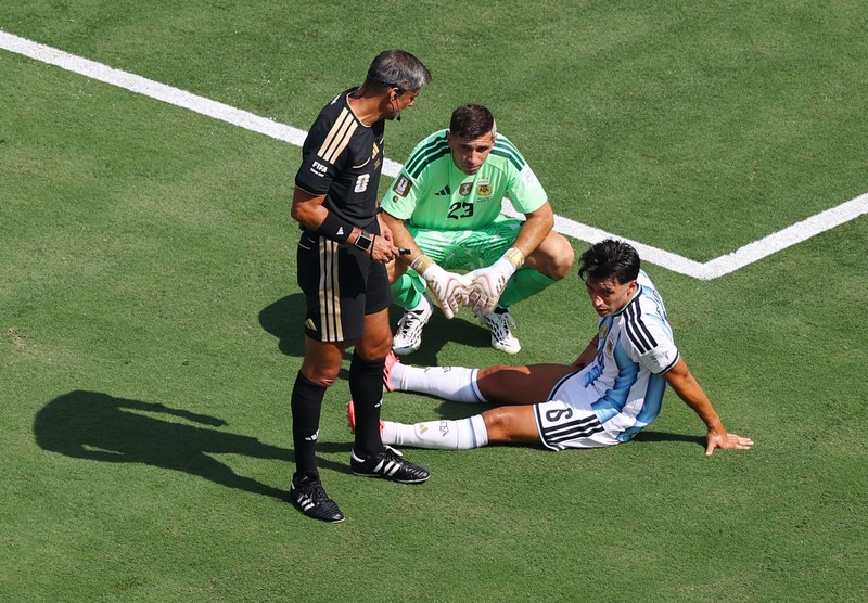 Rodri mengangkat trofi Piala Dunia FIFA 2026 bersama rekan-rekan setimnya usai membawa Spanyol menjadi juara dunia setelah mengalahkan Argentina di New York/New Jersey Stadium, East Rutherford, New Jersey, Amerika Serikat, Minggu (19/7/2026). (REUTERS/Kai Pfaffenbach)