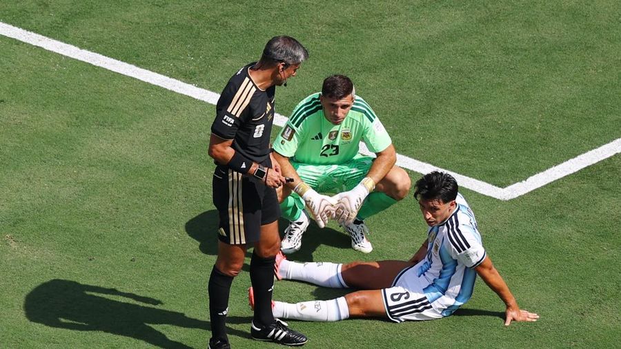 Lisandro Martinez dan Emiliano Martinez berbicara dengan wasit Slavko Vincic dalam pertandingan final Piala Dunia FIFA 2026 antara Argentina dan Spanyol di New York/New Jersey Stadium, East Rutherford, New Jersey, Amerika Serikat, Minggu (19/7/2026).
