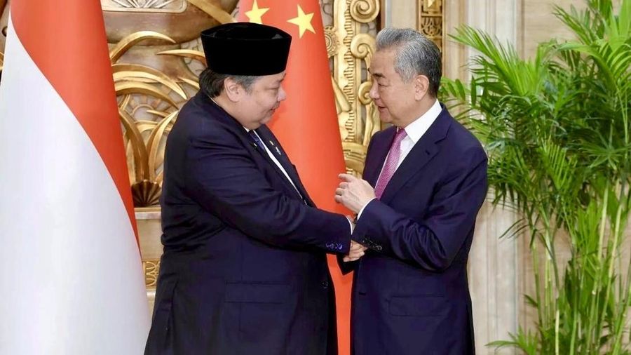 Menteri Koordinator Bidang Perekonomian Republik Indonesia Airlangga Hartarto, melakukan pertemuan bilateral tingkat tinggi dengan Menteri Luar Negeri China Wang Yi, di Shanghai (18/07/2026). (Dok. Kemenko Bidang Perekonomian)